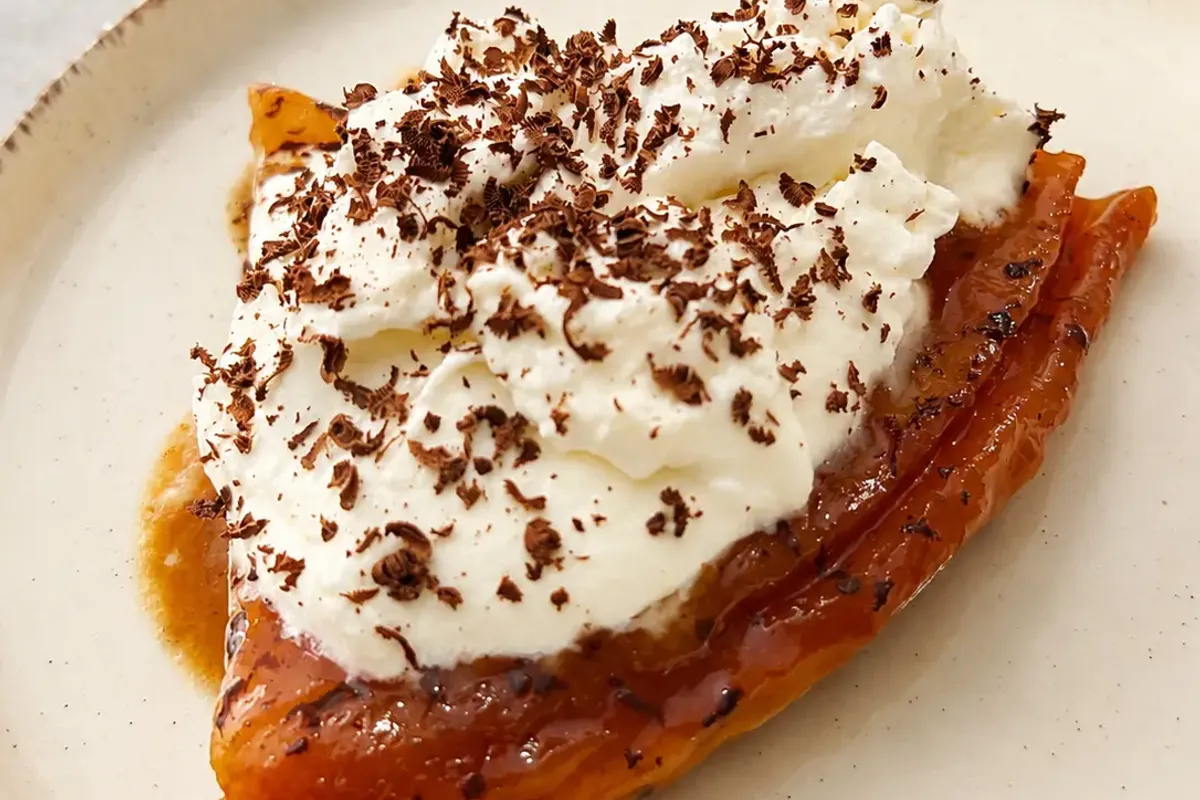 Szybki Banoffee Tatin z karmelizowanymi bananami, sosem toffi i chrupiącym ciastem francuskim. Deser z jednej patelni gotowy w 45 minut.