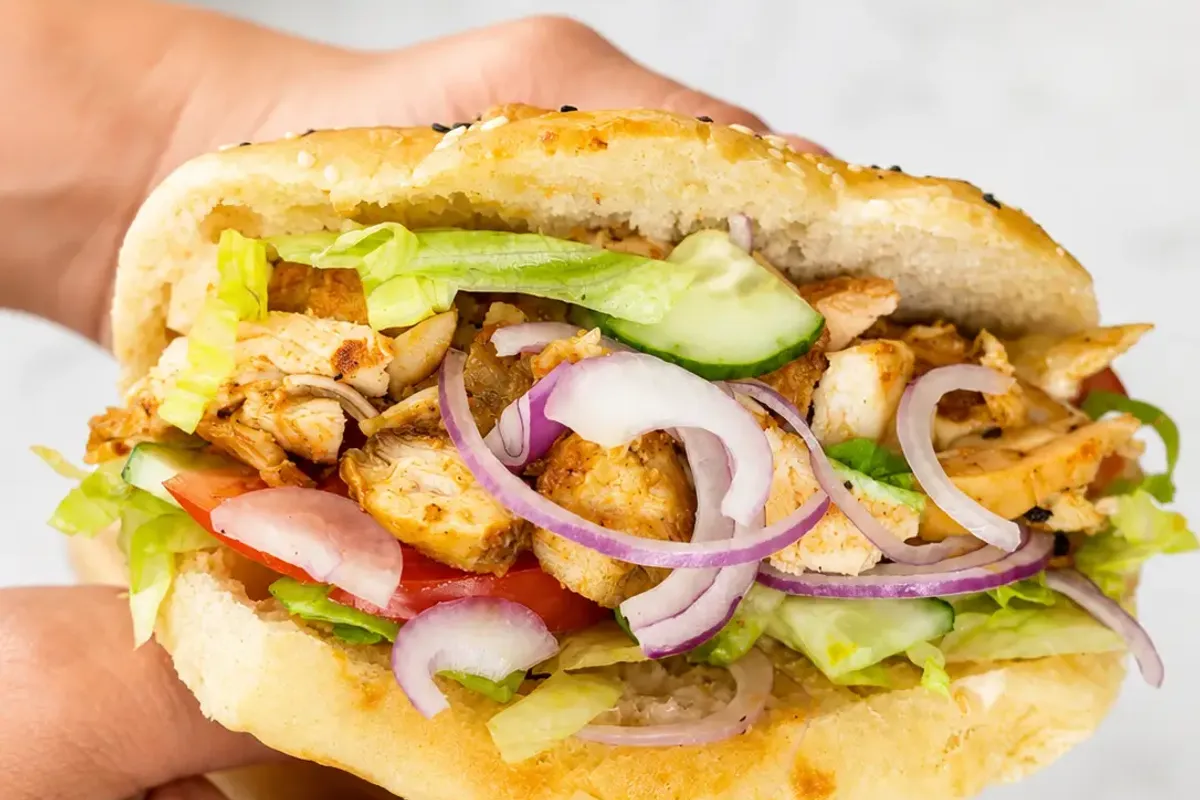 Sprawdzony przepis na domowy kebab. Miękkie bułki jak z tureckiej piekarni oraz soczyste mięso z kurczaka pieczone w piekarniku.