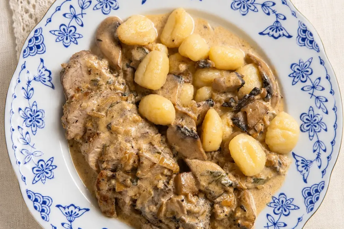 Apteyczne Polędwiczki Wieprzowe w sosie śmietanowo pieczarkowym grzyubowym podane z gnocchi na talerzu najlepszy przepis Michał Gotuje