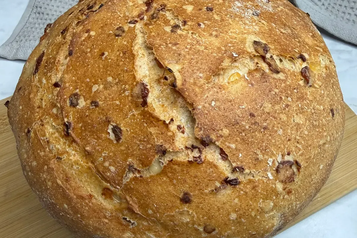 Chleb z serkiem wiejskim z garnka