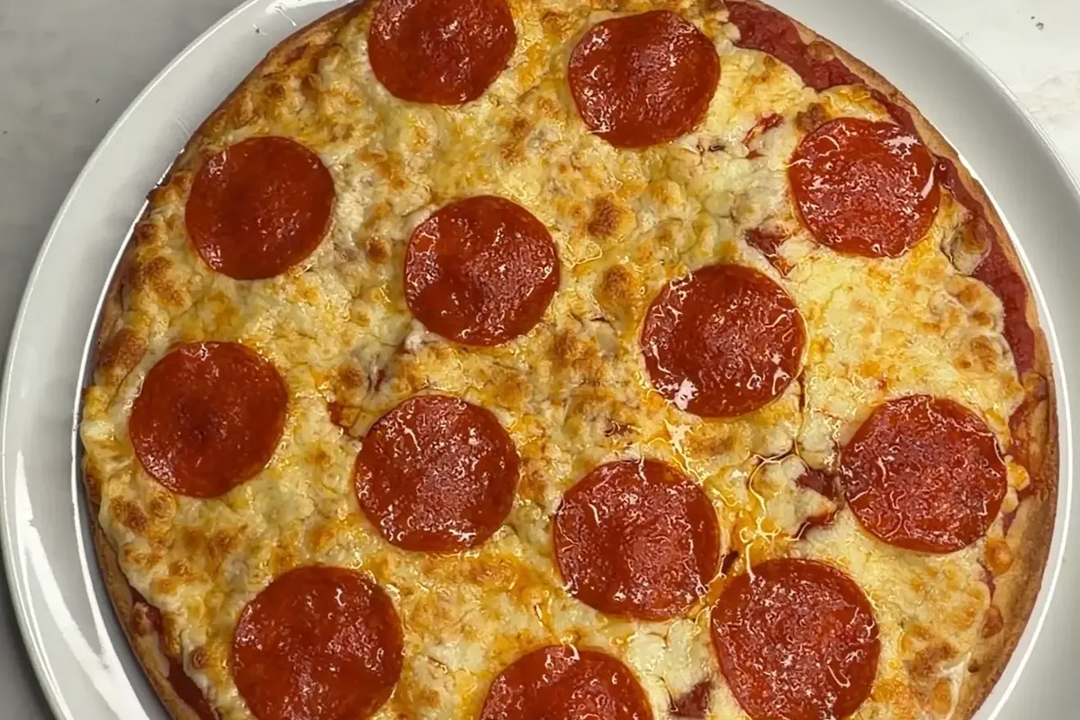 Domowa pizza pepperoni na grubym, puszystym cieście, z mozzarellą