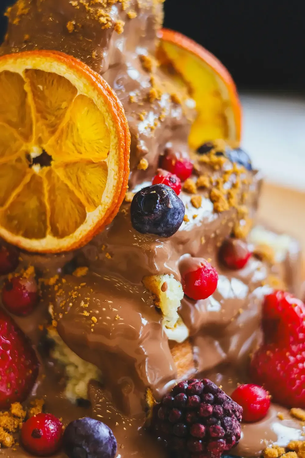 pyszny deser z czekoladą i owocami z truskawkami i pomarancza